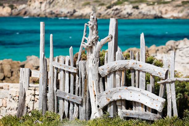 Next to the beautiful multicolored sea of Sardinia, close to Santa Teresa Gallura, is a rural ranch, fenced with a wooden gate, testament to the rural soul fo Sardinian peolple.