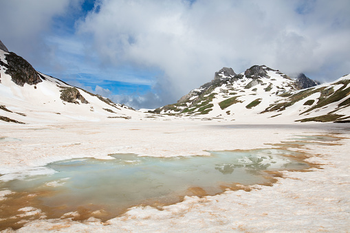 Spring in the mountains is often capricious; there are a few warm, sunny days and then suddenly winter returns. The Vallée de la Clarée, in Savoie, is furrowed by the stream of the same name and numerous lakes. In lakes, such as this one called Lac Long, the ice begins to melt.