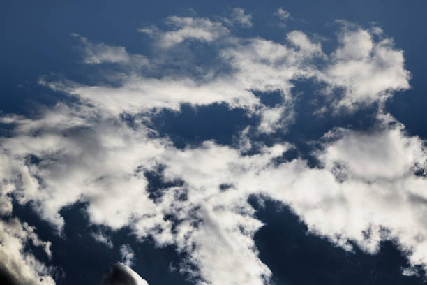 White clouds in the night sky, white clouds in the dark sky.