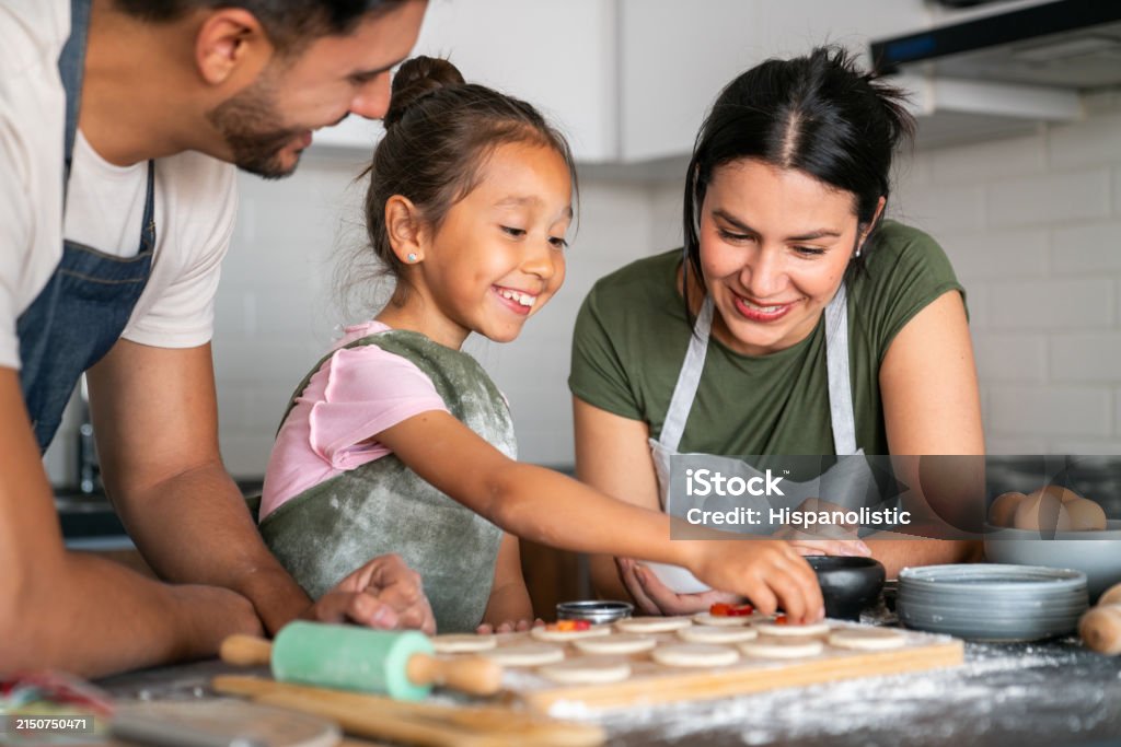Onnellinen tyttö leipoo kotona rakastavien vanhempiensa kanssa - Rojaltivapaa avainsanalla Perhe ja tyyppiä Kuvapankin valokuva Onnellinen tyttö leipoo kotona rakastavien vanhempiensa kanssa - Rojaltivapaa avainsanalla Perhe ja tyyppiä Kuvapankin valokuva