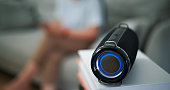 ein-bluetooth-lautsprecher-der-mit-einem-telefon-verbunden-ist.jpg?b=1&s=170x170&k=20&c=4ynejsPLDVODa-FxCe9vk3SzaYM7gvWfm6N-tJTlSGo=