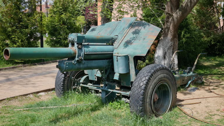 Howitzer. Old anti-tank gun used as an artillery weapon. Front view