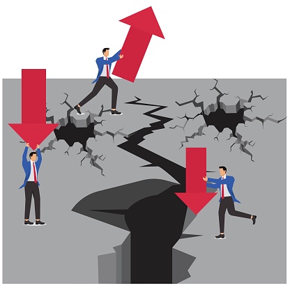 Falling arrows shattering and destroying the ground, merchants struggling to stop further deterioration of the cracks in the ground, economic decline and financial crisis, falling incomes and gradual worsening of the situation