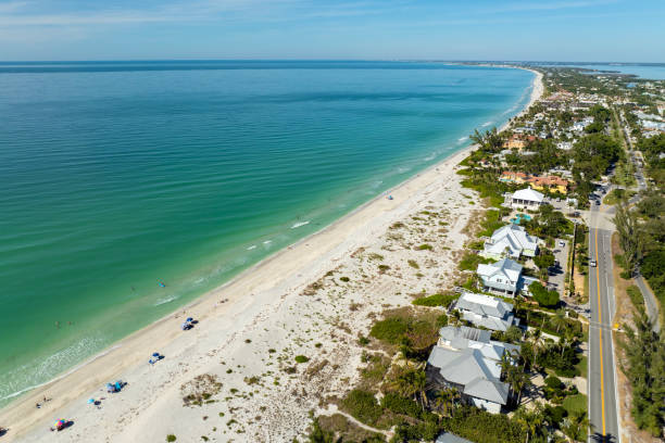grandes casas residenciales en la pequeña ciudad de boca grande en la isla de gasparilla en el suroeste de florida. casas frente al mar en los suburbios rurales de ee. uu. - palm bay florida fotografías e imágenes de stock