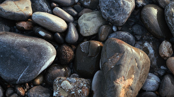 Graphical screensaver capturing the essence of the seashore with its depiction of stones polished by the gentle action of water, creating a serene and natural ambiance.