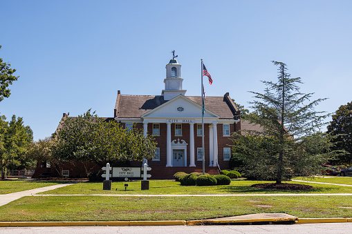 Government center in Camden, South Carolina: Camden City Hall with American flag pole, serves as the administrative part of the city