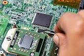 laptop-reparaturtechniker-wartet-motherboard.jpg?b=1&s=170x170&k=20&c=MJyqIaH5u5uYFirTvbVVhOPD1up-g_2JbbGmDxqaOrU=