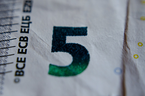 Primer plano de detalle de billete de cinco Euros.  Moneda Europea, Euro. 5 Euros.