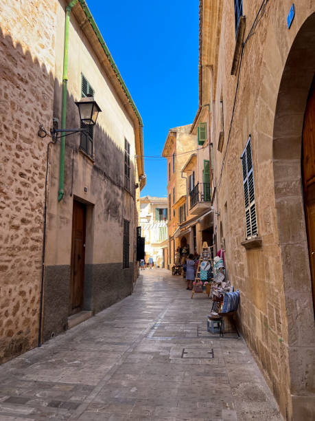 An image of an empty street in Alcudia