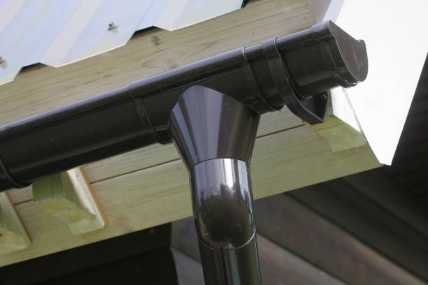 Rain Gutter Pipeline System Installation. Roofing Construction. Rain gutter system and roof protection from snow . Home Guttering, Gutters, Guttering , Drainage Pipe Exterior Rain Gutter Pipeline System Installation. Roofing Construction. Rain gutter system and roof protection from snow . Home Guttering, Gutters, Guttering , Drainage Pipe Exterior. steel gutters stock pictures, royalty-free photos & images