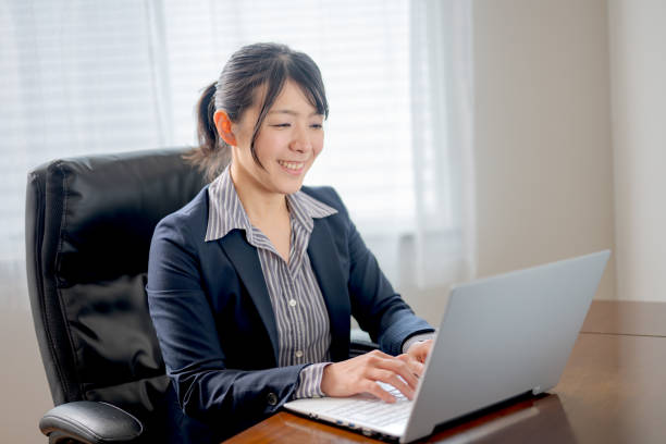 istock Business woman 2151051125