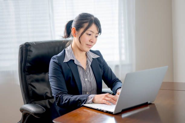 istock Business woman 2151051128