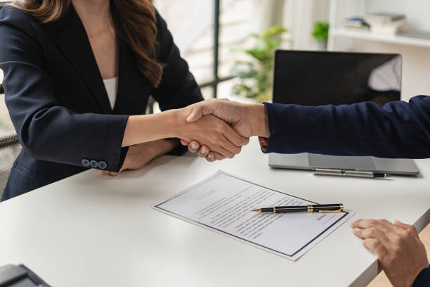 Job application concept: Manager and job applicant shake hands after a job interview. Job interviews to find people to join the company and talented people to work with concepto de solicitud de empleo: el gerente y el solicitante de empleo se dan la mano después de una entrevista de trabajo. entrevistas de trabajo para encontrar personas que se unan a la empresa y personas con talento con las que trabajar