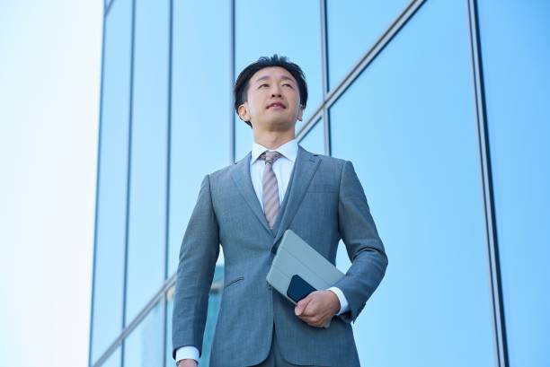 istock Businessman in a suit looking up at the sky 2151090166