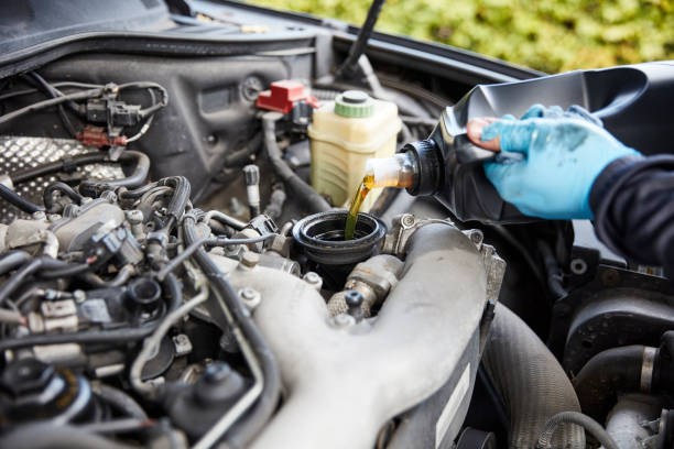 istock Pouring motor oil 2151112763
