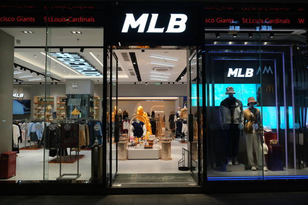 tienda minorista de ropa mlb - liga profesional de béisbol fotografías e imágenes de stock