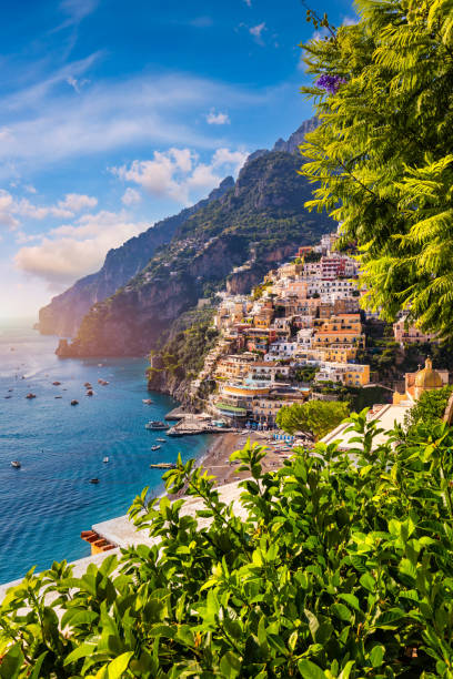 vue de positano avec une plage confortable et une mer bleue sur la côte amalfitaine en campanie, en italie. village de positano sur la côte amalfitaine, salerne, campanie. belle positano, côte amalfitaine en campanie. - cote-amalfitaine photos et images de collection