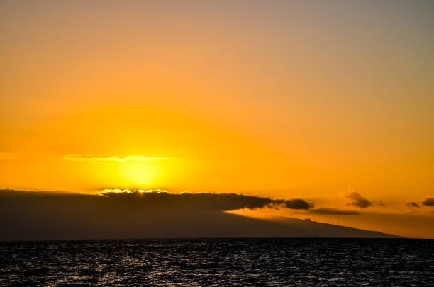 lever de soleil au bord de la mer en Corse du sud en automne