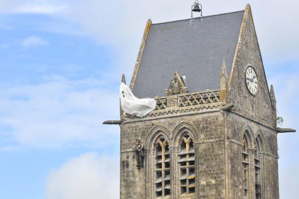 Kust bij Arromanches Le bains Frankrijk Normandië op een zonnige dag in mei 2025 met resten van de tijdelijke ww2 haven