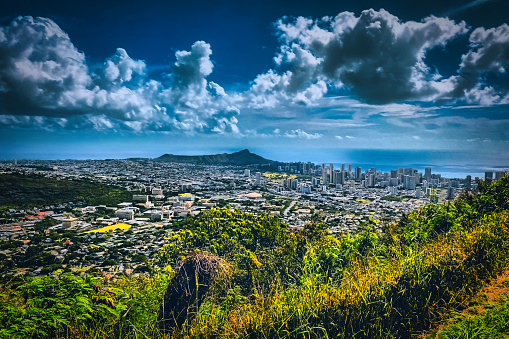 Landscape_scenery of Honolulu city and Waikiki beach and Diamond Head with blue sky in Oahu island, Hawaii