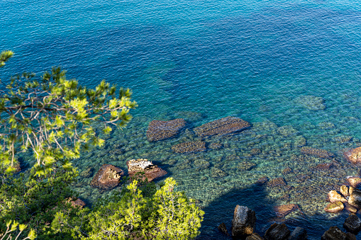 Bord de mer en côte d'azur avec ces rochers et la mer transparente