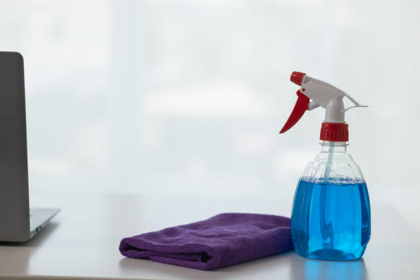 The disinfectant-based cleaning solution is prepared in a spray bottle for easy spraying to clean office interiors and furniture surfaces. Concept of contract Hire a cleaner and spraying disinfectant la solución de limpieza a base de desinfectante se prepara en una botella de spray para facilitar la pulverización para limpiar los interiores de las oficinas y las superficies de los muebles. concepto de contrato contratar un limpiador y rociar desinfec