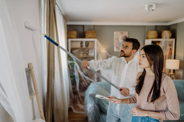 painting walls together - pintar casa fotografías e imágenes de stock