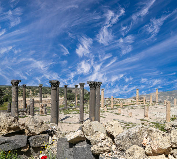 ruinas romanas en mmm qais (mmm qays) es una ciudad en el norte de jordania cerca del sitio de la antigua ciudad de gadara, jordania. con el fondo de un hermoso cielo con nubes - gadara fotografías e imágenes de stock