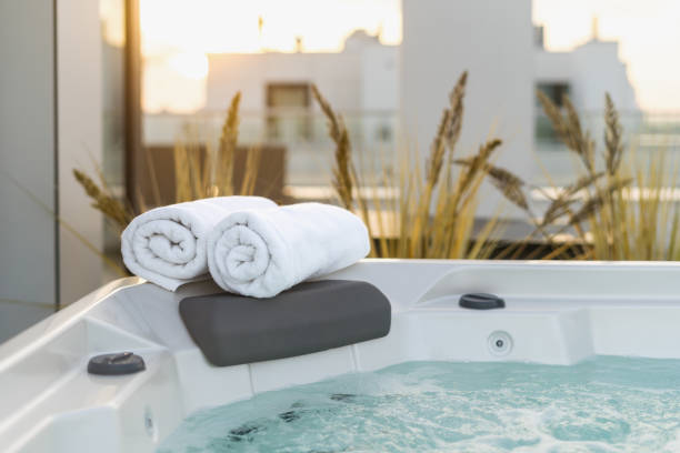 Hot tub with fresh white towels on corner