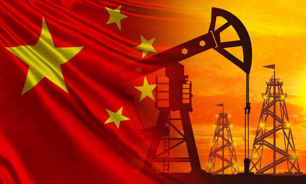 Oil industry of China. Oil pump next to the PRC Falg. Concept - crude petroleum production in China. Silhouettes of petroleum drilling towers. People's Republic of China. Oil fields in PRC industria petrolera de china. bomba de aceite junto a la prc falg. concepto: producción de petróleo crudo en china. siluetas de torres de perforación petrolera. república popular china. yacimientos petrolíferos en la república popular china