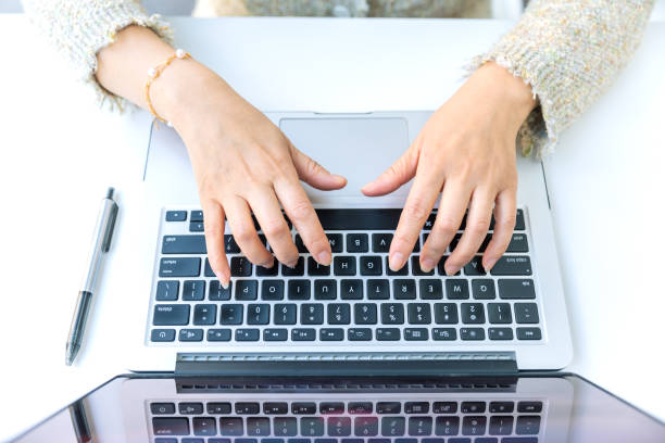 istock Businesswoman working at a cafe 2151648762