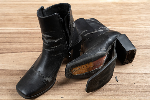 black broken high-heeled shoes for lady
