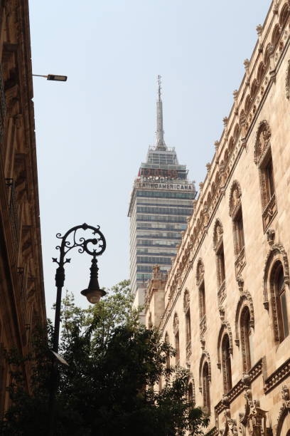 Glimpse of the Latin American Tower/Torre Latinoamericana between the Palacio Postal/Post Office and the Palacio Mineria, Mexico City Glimpse of the Latin American Tower/Torre Latinoamericana between the Palacio Postal/Post Office and the Palacio Mineria, Mexico City 2022 palacio postal stock pictures, royalty-free photos & images