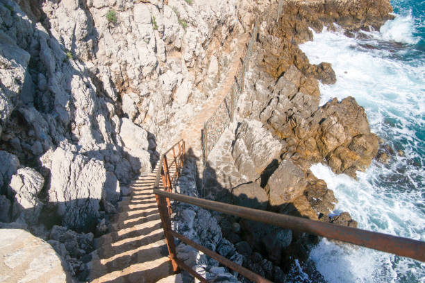 Waves and staircase, The Tirepoil footpath in \