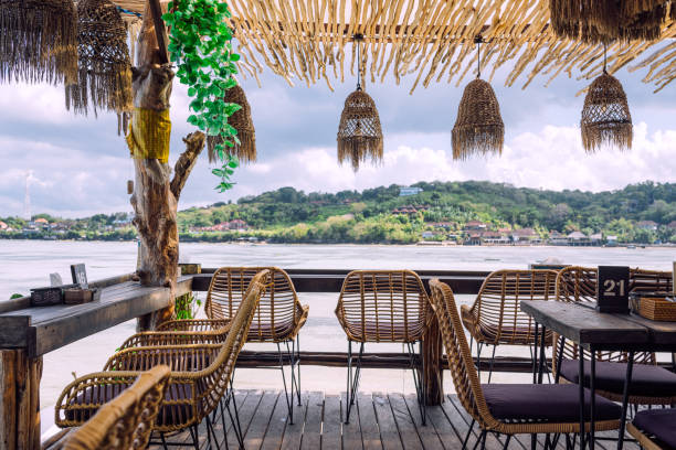 素朴な内装の魅力的なバリビーチフロントレストラン - バリ レストラン ストックフォトと画像