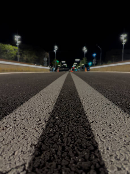istock Carretera en la noche 2151848979