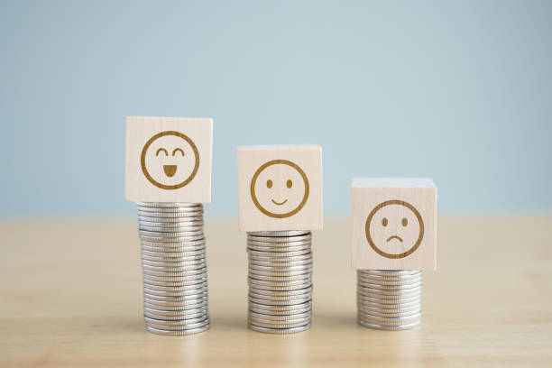 enquête de satisfaction avec différence de salaire, de revenu ou d’avantage ou concept de poste de promotion. bloc de bois avec visage souriant debout sur des pièces hautes empilent plus que des pièces de bas niveau empilent avec un visage triste. - salaire photos et images de collection