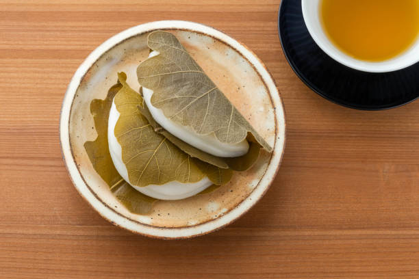 istock Kashiwa mochi and tea 2152007019