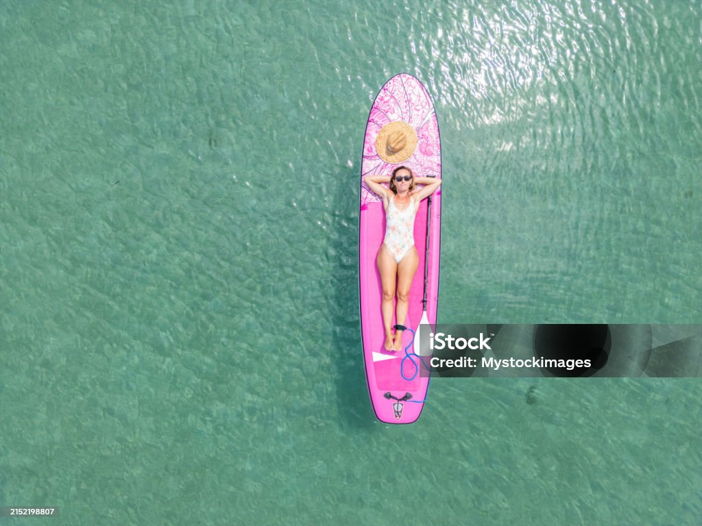 Paddleboarding de coastă: Evadare tropicală - Fotografie de stoc Paddleboard fără redevențe Paddleboarding de coastă: Evadare tropicală - Fotografie de stoc Paddleboard fără redevențe