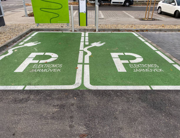 istock Park sign for electric vehicles 2152263662