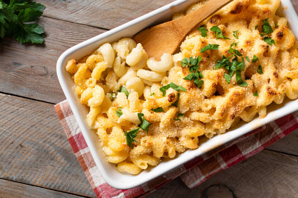 istock Mac and cheese with breadcrumbs 2152310735