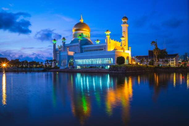 istock Omar Ali Saifuddien Mosque at Bandar Seri Begawan 2152433751