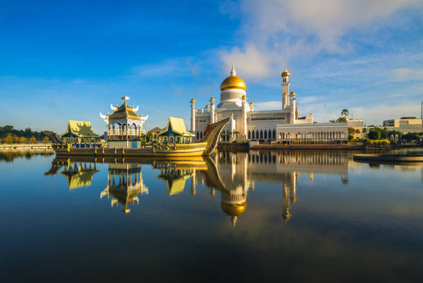 istock Omar Ali Saifuddien Mosque at Bandar Seri Begawan 2152433757