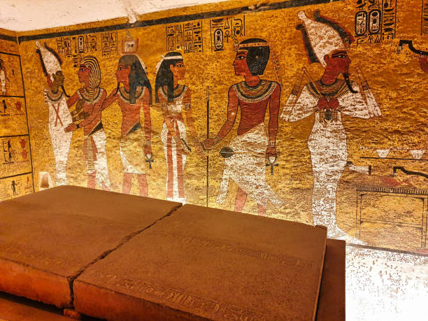 Tomb of Tutankhamun,KV62 in Valley of Kings,Luxor,Egypt Painted wall relief depicting Tutankhamun with Osiris and Pharoah Ay with the sarcophagus in foreground inside the Tomb of Tutankhamun,KV62,found by Howard Carter in the Valley of Kings at Luxor,Egypt howard carter stock pictures, royalty-free photos & images
