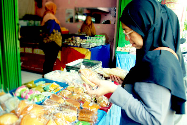 Street food safety and public health.