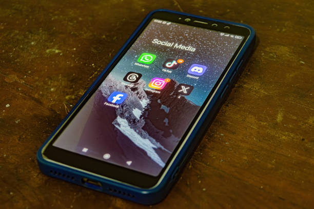 un teléfono inteligente xiaomi que muestra una colección de aplicaciones de redes sociales se coloca sobre una mesa de madera, indonesia, 11 de mayo de 2024. - tiktok fotografías e imágenes de stock