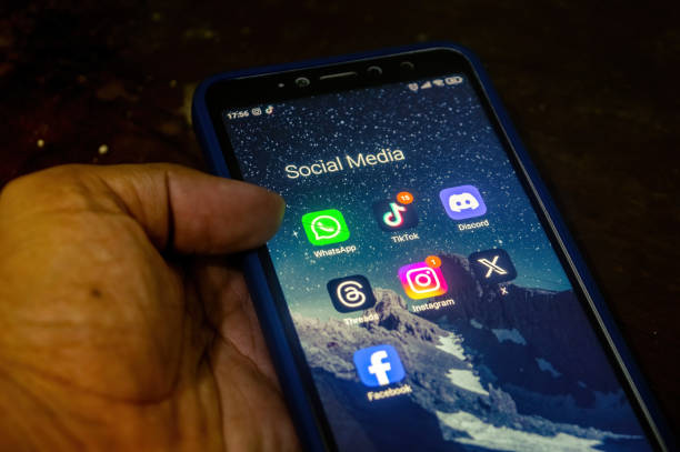 mano sosteniendo un teléfono inteligente xiaomi android con una pantalla que muestra una colección de aplicaciones de redes sociales, indonesia, 11 de mayo de 2024. - tiktok fotografías e imágenes de stock