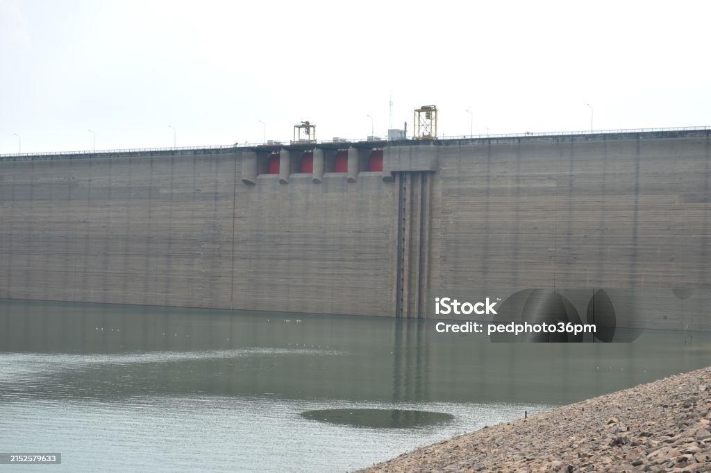 Khun Dan Prakarn Chon hatalmas betongát alacsonyabb vízszinttel az El nino hatástól - Jogdíjmentes Alacsony témájú stock fotó Khun Dan Prakarn Chon hatalmas betongát alacsonyabb vízszinttel az El nino hatástól - Jogdíjmentes Alacsony témájú stock fotó