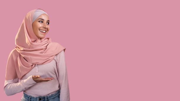 istock Woman recommending advertising background pink 2152657747
