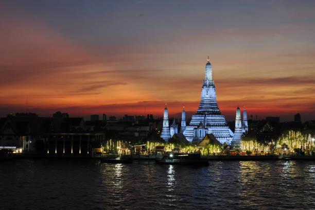 Temple of Dawn at sunset - Wat Arun